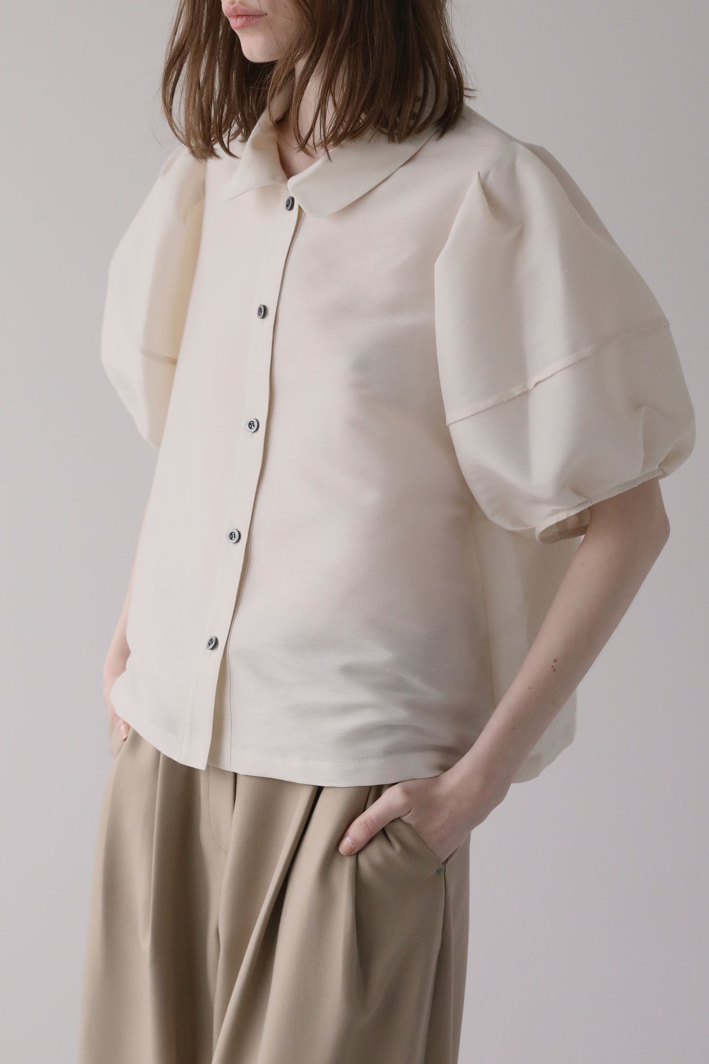 【予約販売６月末配送】
ハーフスリーブスラブブラウス【WHITE】