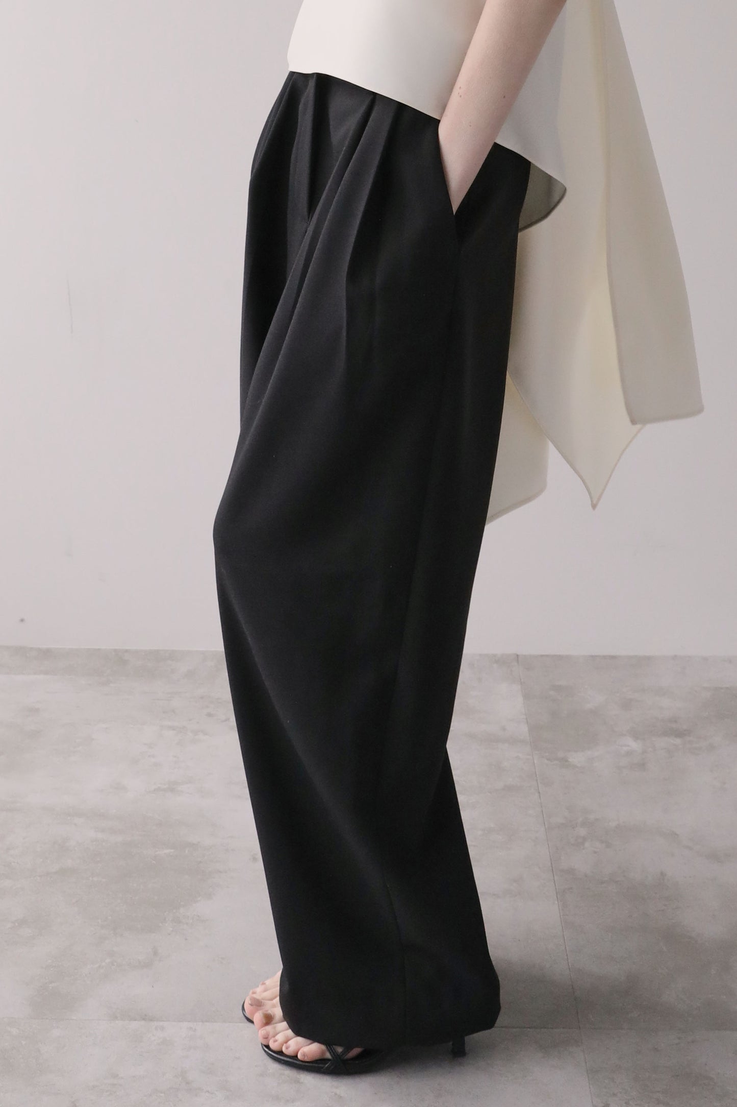 【予約販売6月上旬配送】タックアジャストパンツ【BLACK】