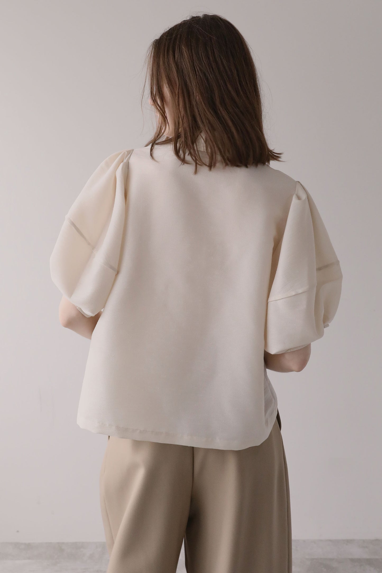 【予約販売６月末配送】
ハーフスリーブスラブブラウス【WHITE】