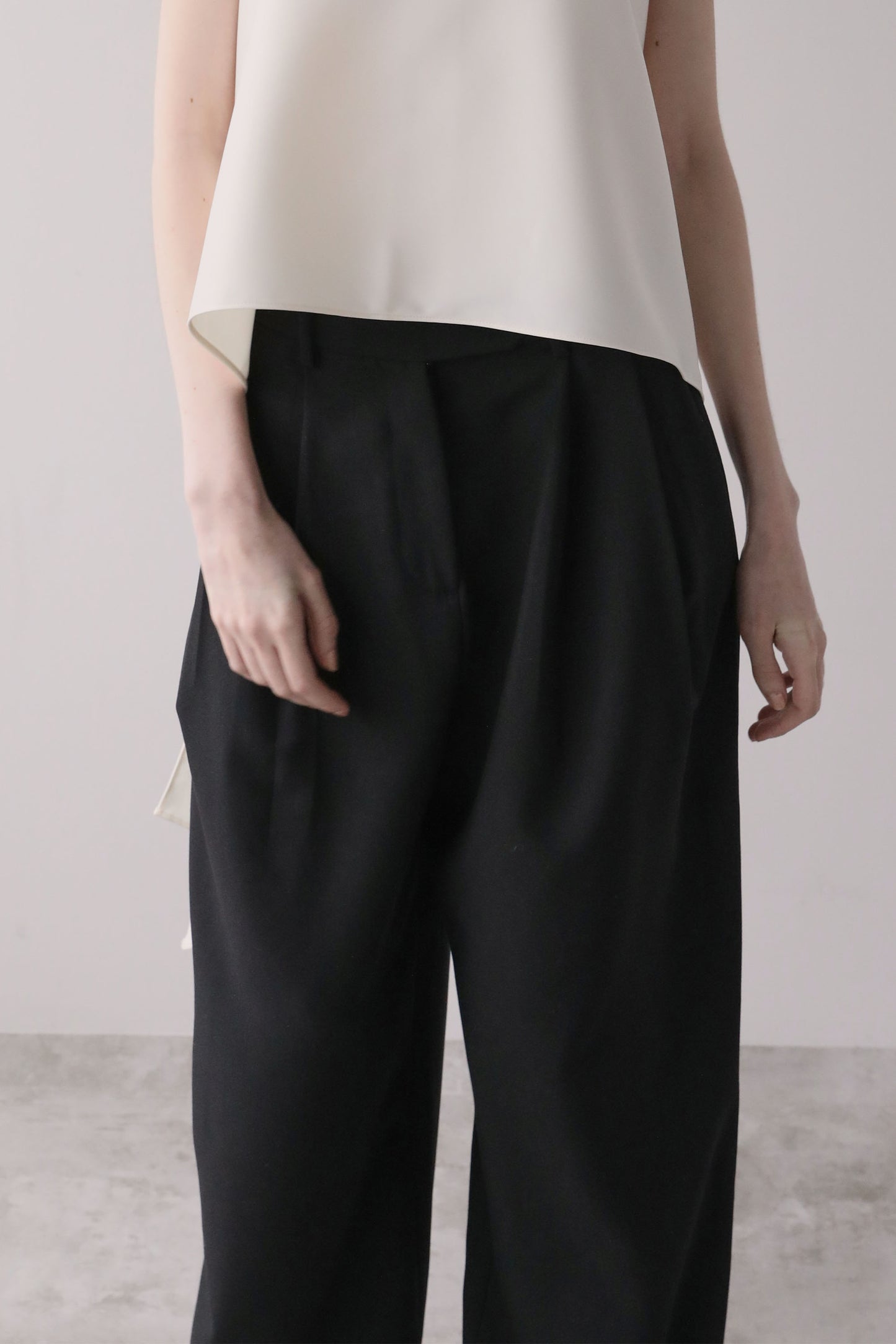 【予約販売6月上旬配送】タックアジャストパンツ【BLACK】