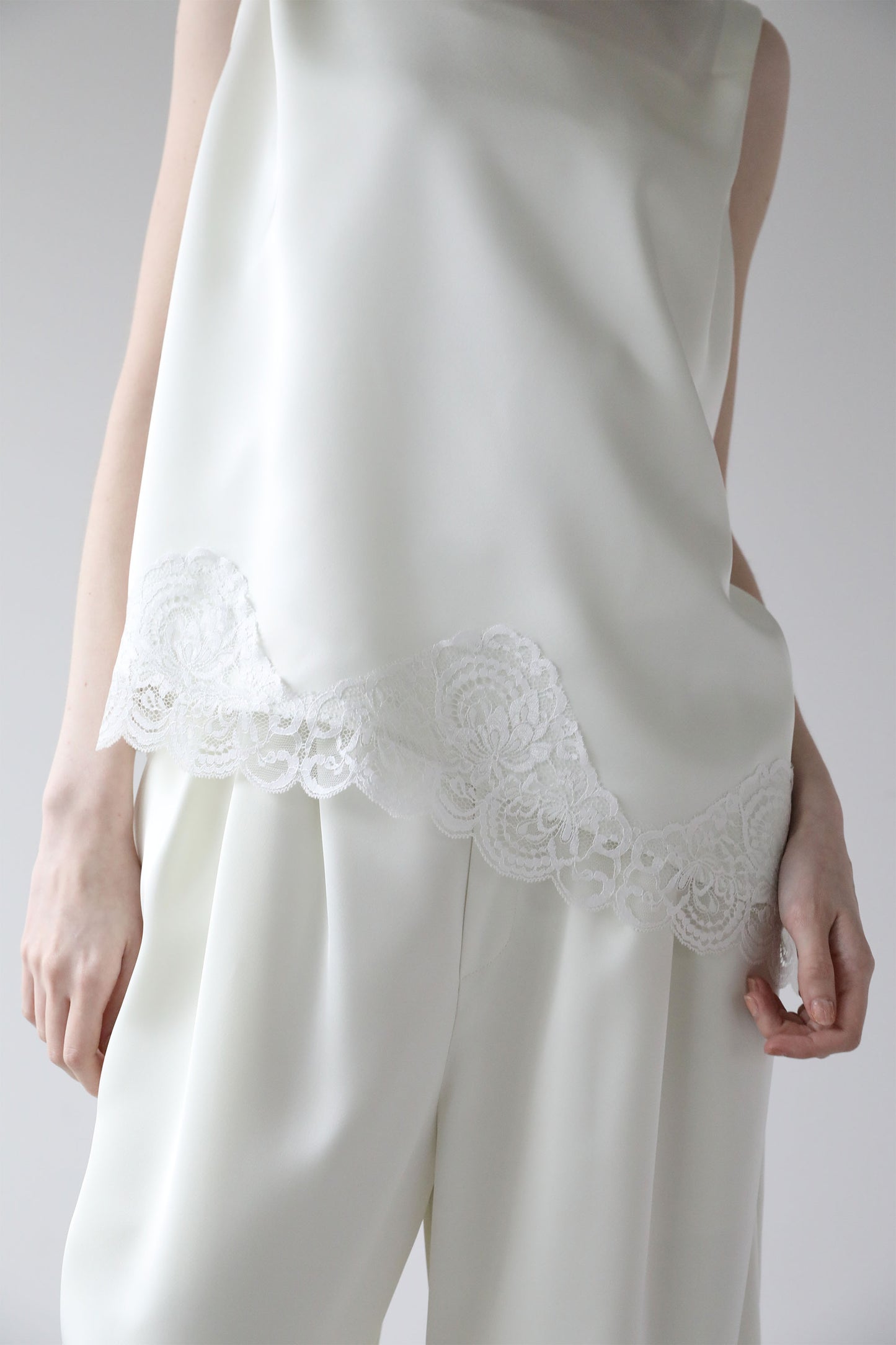 サテンレーストップス【WHITE】