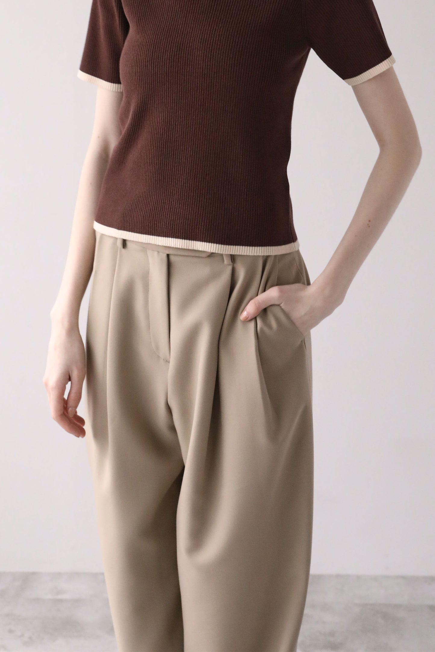 【予約販売6月上旬配送】タックアジャストパンツ【BEIGE】