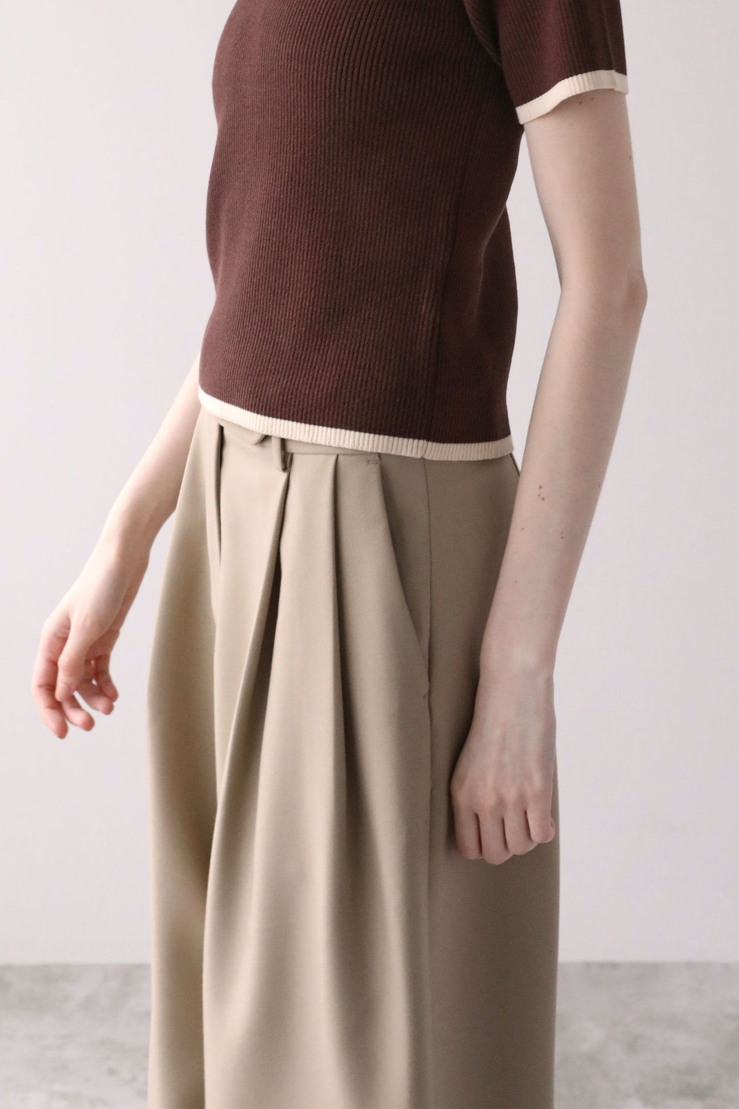 【予約販売6月上旬配送】タックアジャストパンツ【BEIGE】