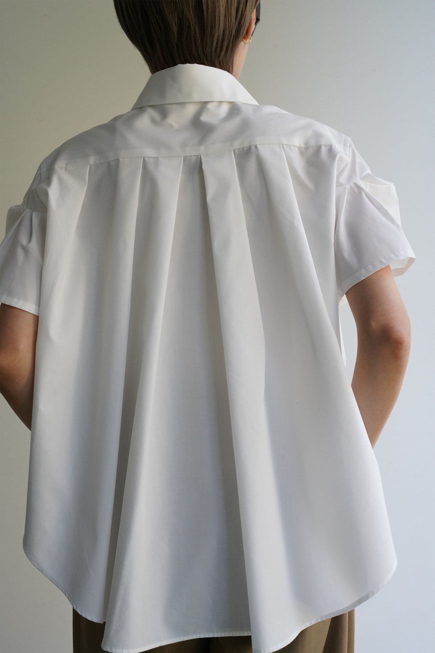 バックプリーツシャツ【WHITE】