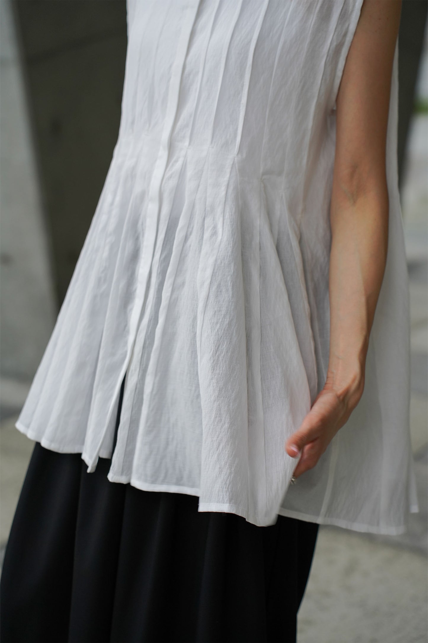 シアープリーツタックブラウス【WHITE】