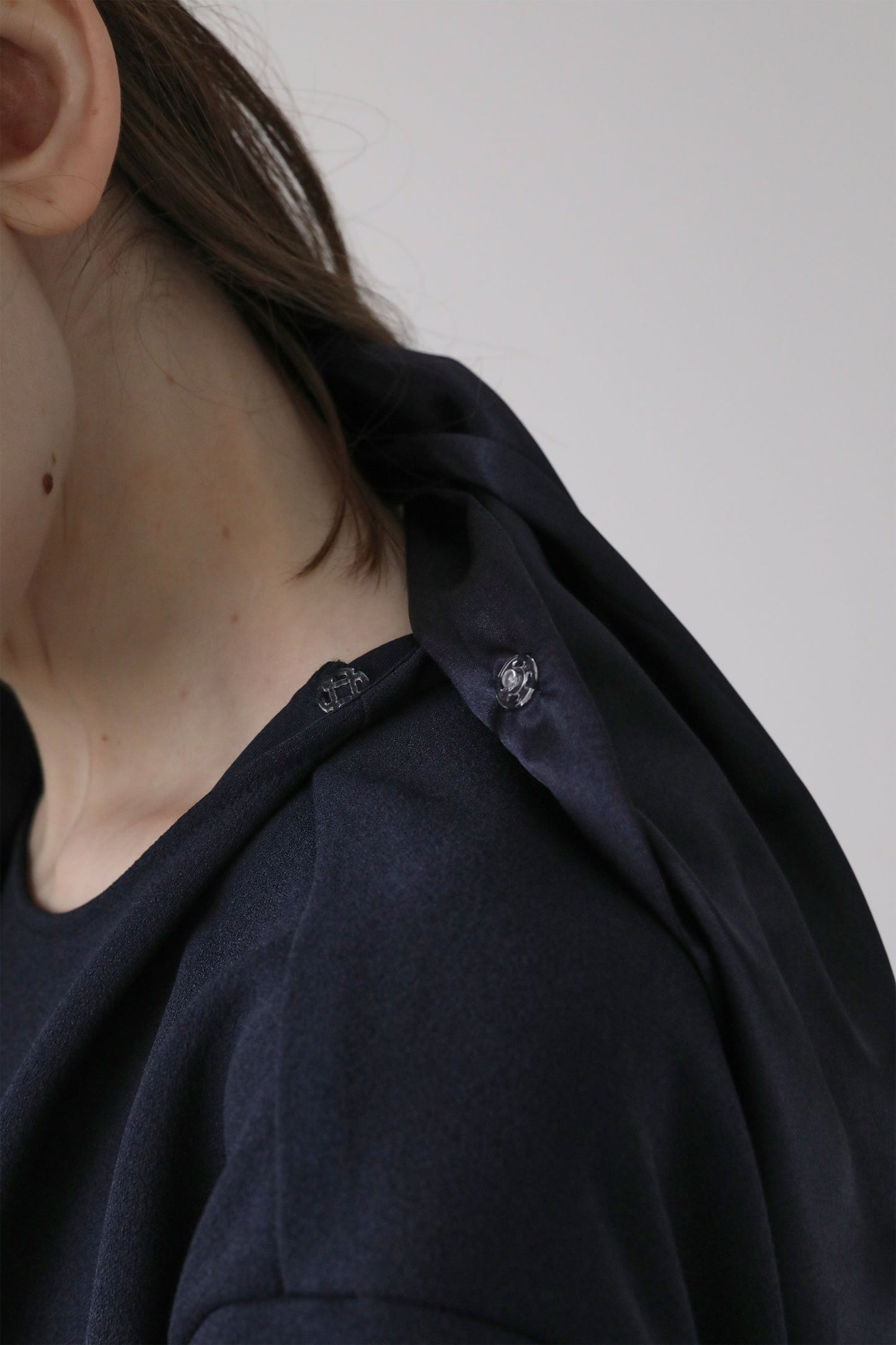 【予約販売5月末配送】ジョーゼットサテンカラートップス【NAVY】