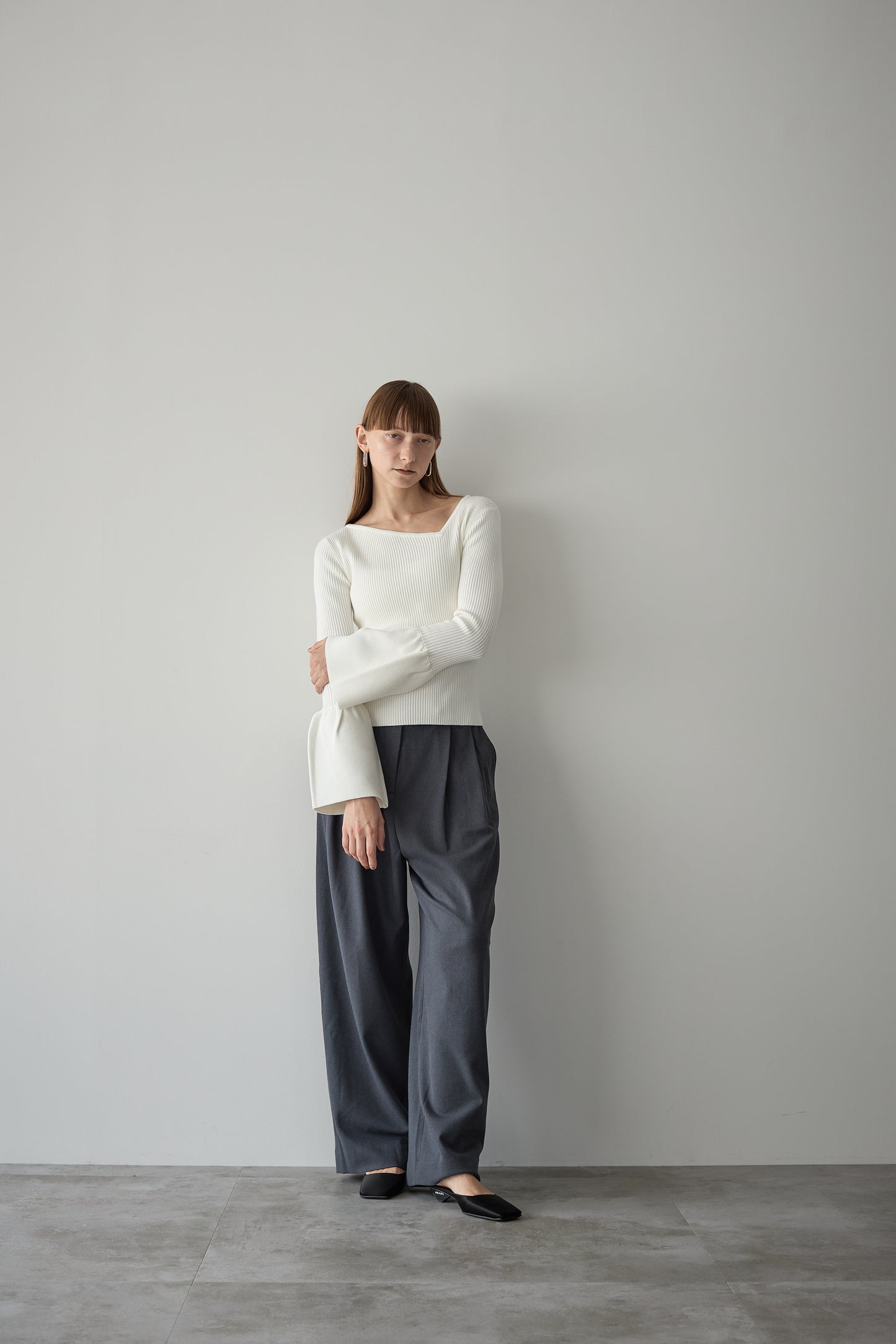 フレアスリーブアシメカットニット【WHITE】