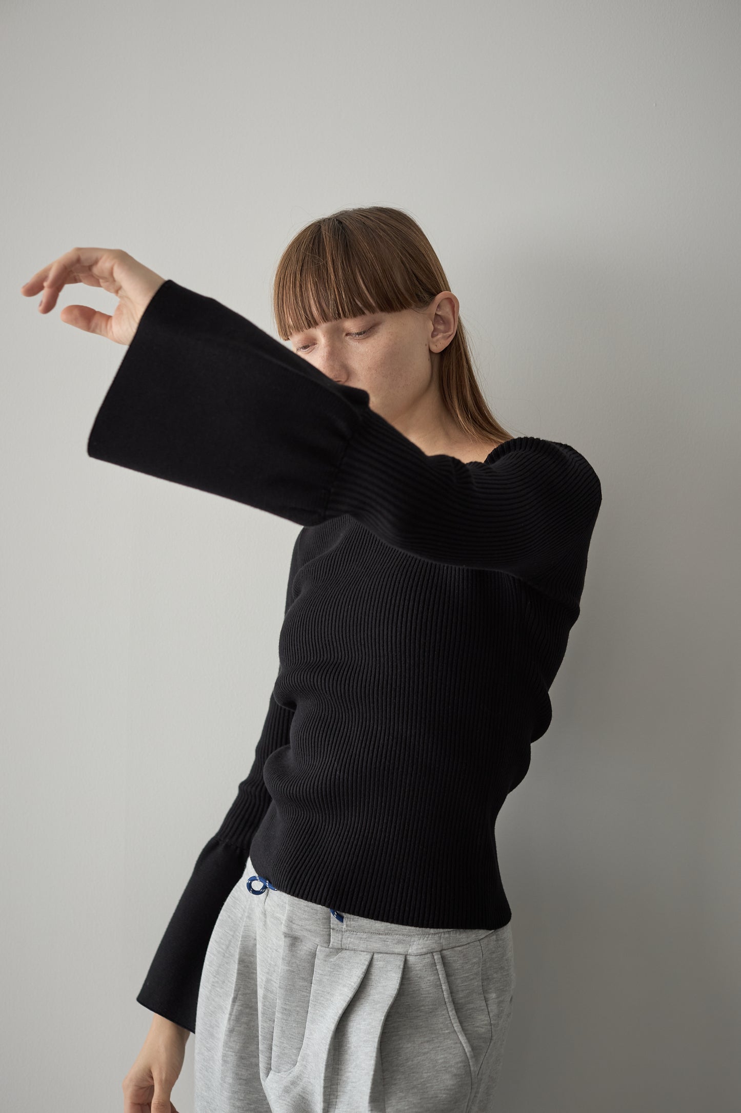 フレアスリーブアシメカットニット【BLACK】