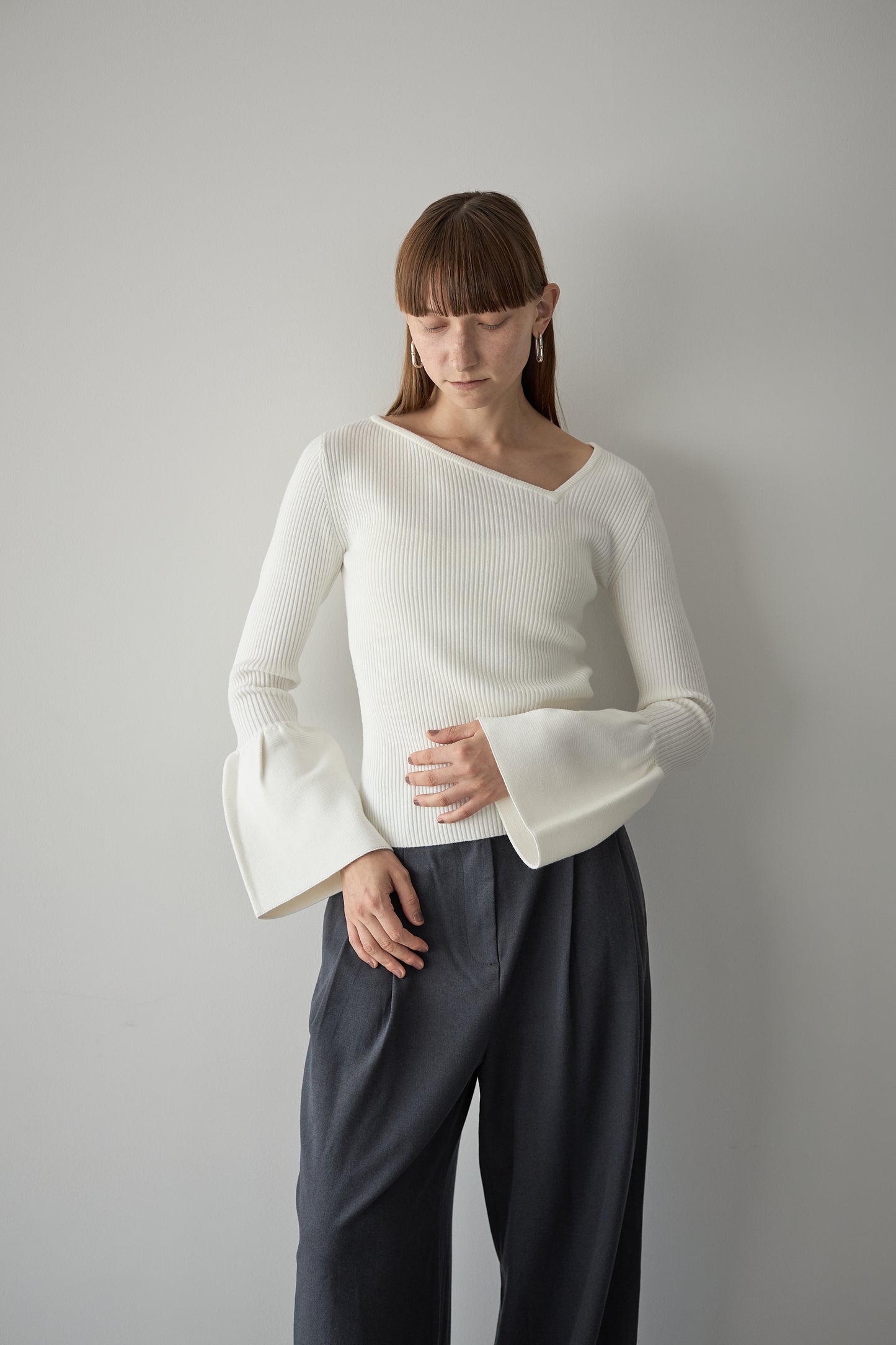 フレアスリーブアシメカットニット【WHITE】