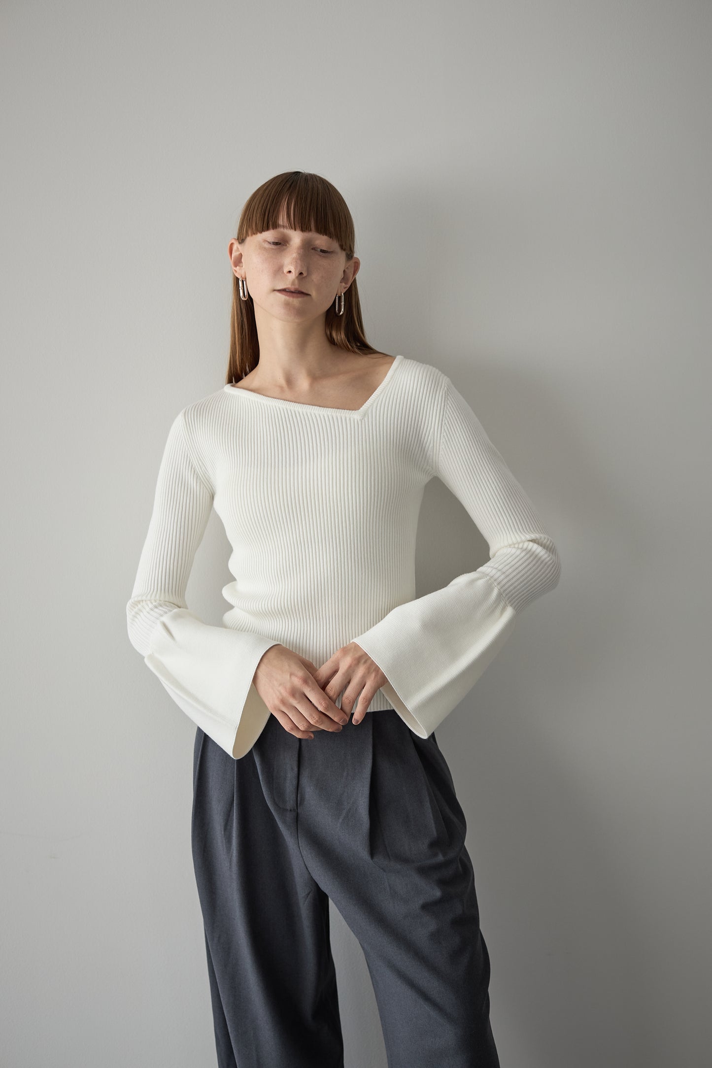 フレアスリーブアシメカットニット【WHITE】