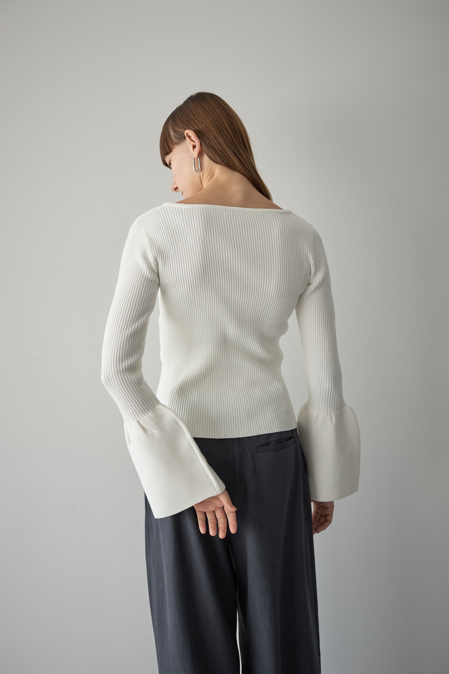 フレアスリーブアシメカットニット【WHITE】