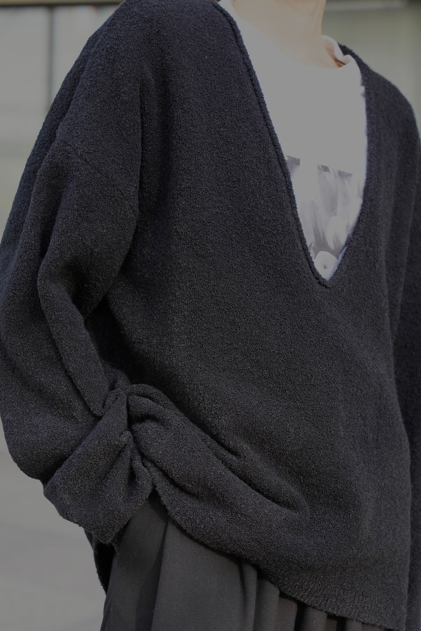 Vネックブークレニット【BLACK】